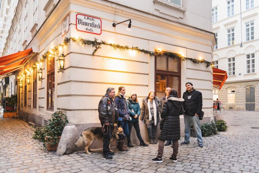 Vienna: Educational Walk Exploring Homelessness - Meeting your guide on Bäckerstraße