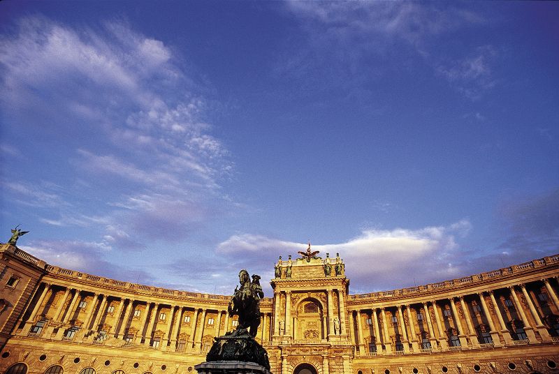 Vienna: Full-Day Private Tour including Schönbrunn Palace - Lunch at a traditional Vienna restaurant