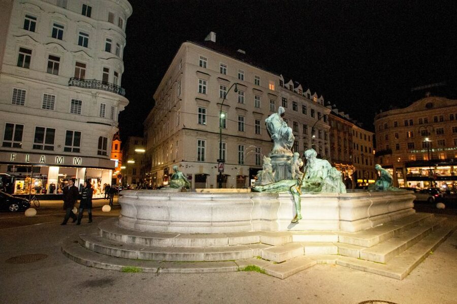 Vienna: Ghosts and Legends Guided Nighttime Walking Tour - Guide quality and group atmosphere