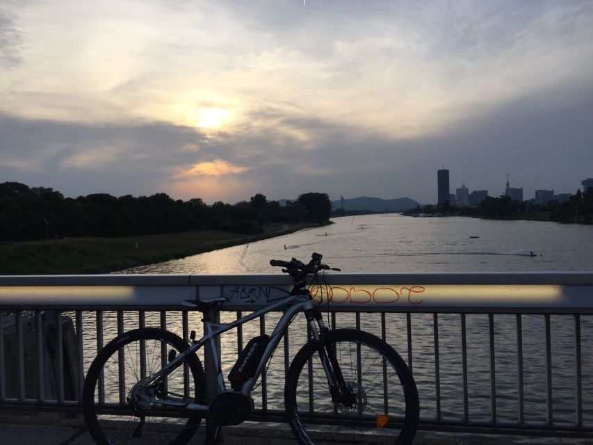Vienna: Guided E-Bike Tour - Belvedere’s palace setting and historical pause