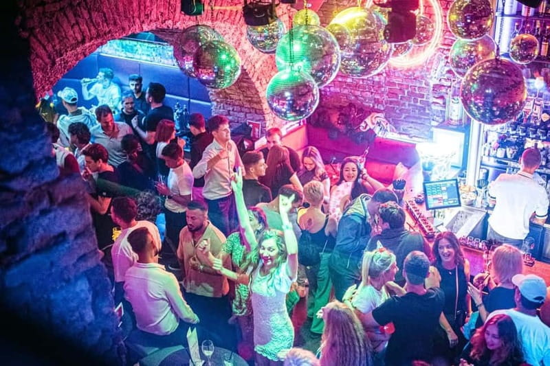 Vienna: Guided Pub Crawl with Club Entry - Key points to know before you book