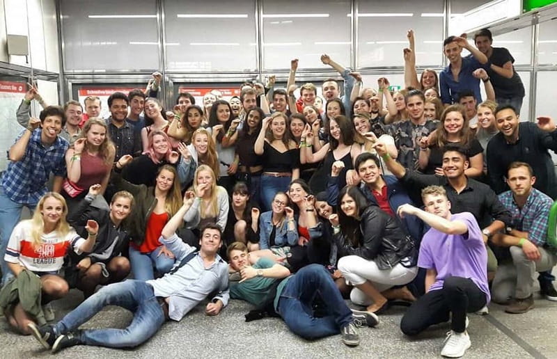 Vienna: Guided Pub Crawl with Club Entry - Magazine Bar or Stehachterl changes the mood