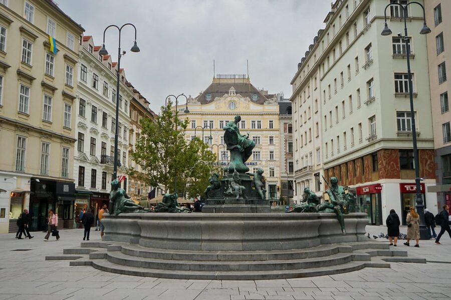 Vienna: Guided Walking Tour of City Highlights & Hidden Gems - What the $27 price really buys you