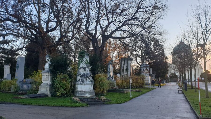 Vienna: Guided Walking Tour of the Central Cemetery - St. Karl Borromäus and the Art Nouveau setting