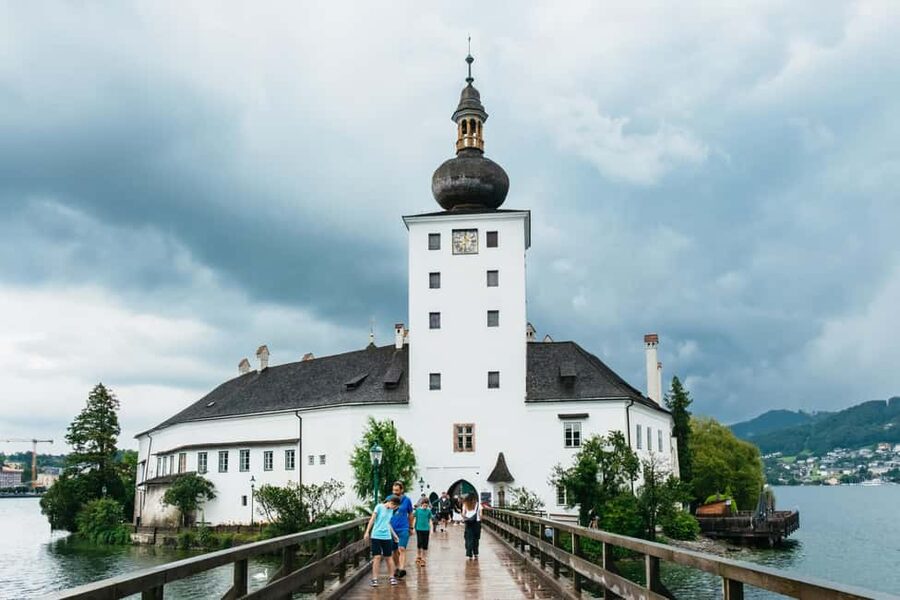 Vienna: Hallstatt & Alpine Peaks Day Trip with Skywalk Lift - Schloss Ort and the famous wooden bridge