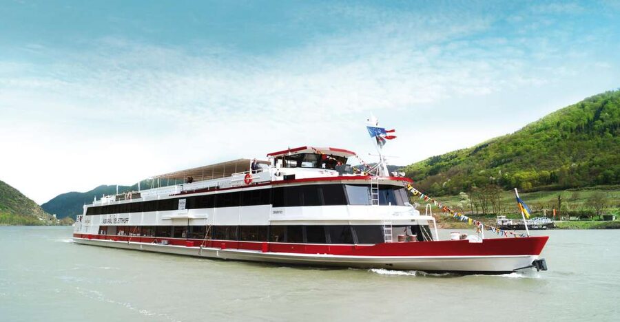 Vienna: Heurigen Cruise with Viennese Songs and Buffet - How the Heuriger buffet shapes the meal
