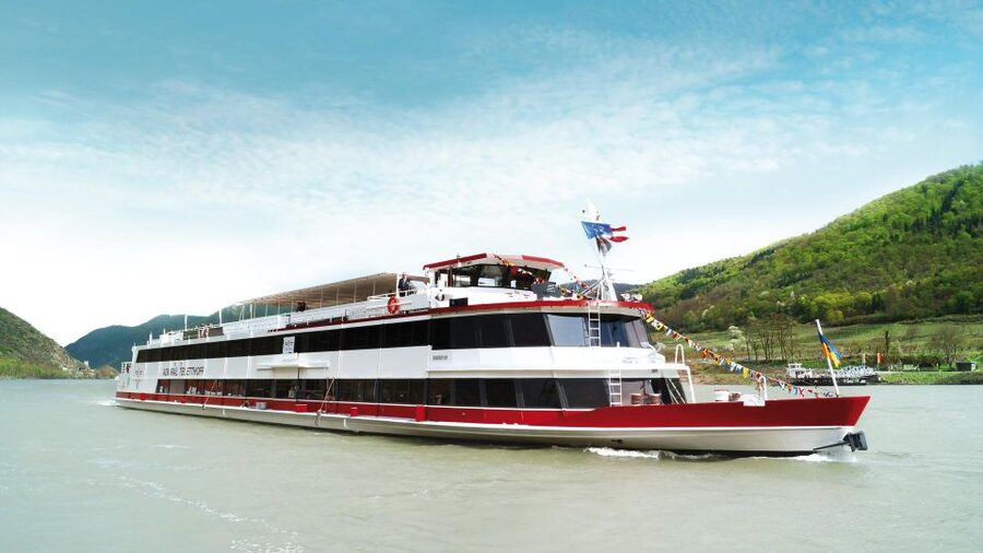Vienna: Heurigen Cruise with Viennese Songs and Buffet - Viennese songs with Marion Zib and local duos