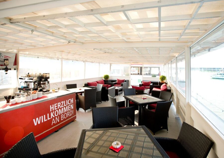 Vienna: Heurigen Cruise with Viennese Songs and Buffet - What the crew and timing mean for your evening