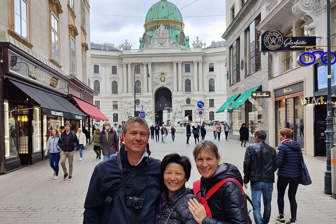 Vienna Highlight Tour - yue walk - Starting beside the Vienna State Opera