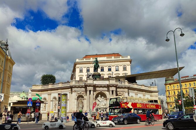 Vienna Highlight Tour - yue walk - Maria Theresien Square and the power of one empress