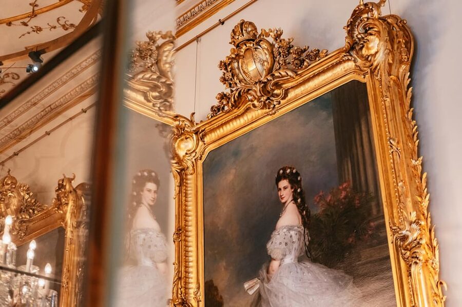 Vienna: Hofburg and Empress Sisi Museum Guided Tour - Starting at Albertinaplatz with a clear meeting point