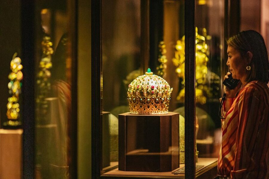 Vienna: Imperial Treasury in the Hofburg Palace - The emeralds, agate bowl, and objects that sound impossible