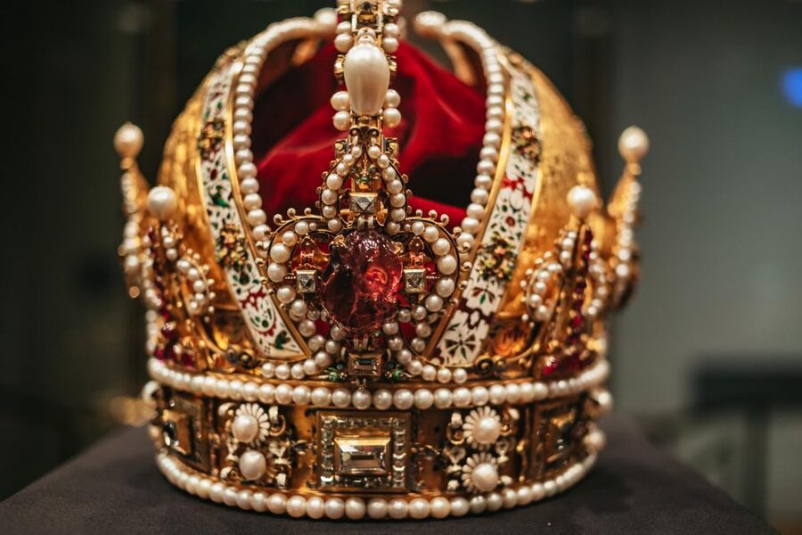 Vienna: Imperial Treasury in the Hofburg Palace - The first rooms: power worn on the body