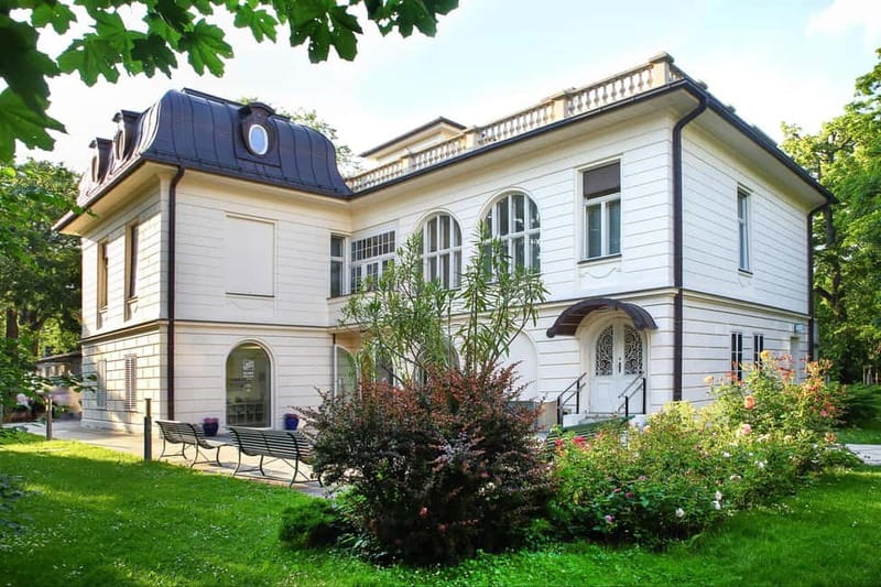 Vienna: Klimt Villa (Gustav Klimt Atelier & Museum) Ticket - Entering the two-story neo-baroque villa