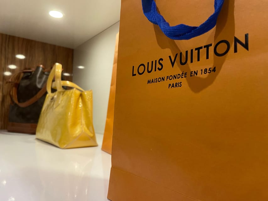 Vienna: Luxury Vintage Fashion Walking Tour - Walking between the Innenstadt boutiques