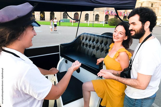 Vienna Oldtimer Tour (60 min) Incl. bottle of Prosecco - Spanish Riding School and the National Library