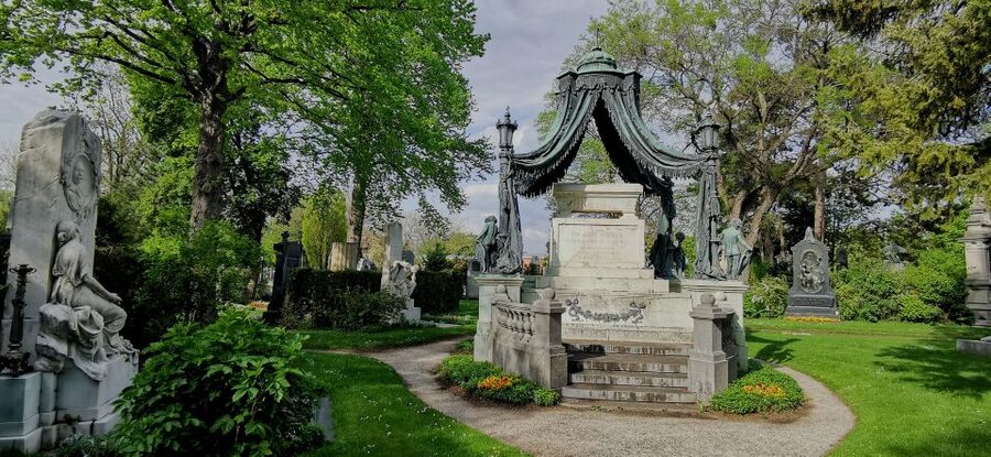 Vienna: Private Walking Tour of the Central Cemetery - Why Vienna’s Central Cemetery deserves two hours