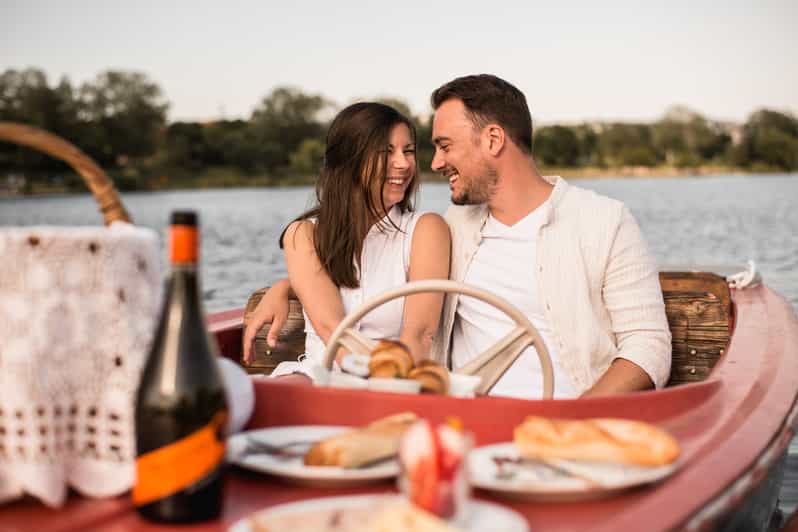 Vienna: Retro Boat Tour on the Danube River with Picnic - Why the private format matters