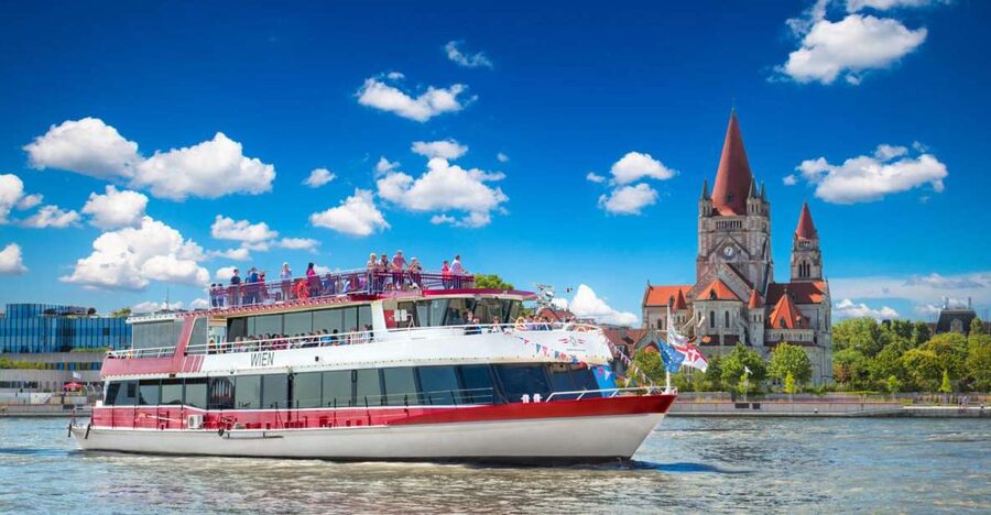 Vienna: Sightseeing Boat Tour with Lunch - Starting at Schwedenplatz in central Vienna