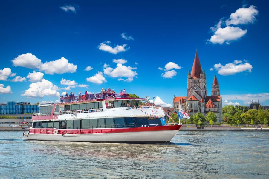 Vienna: Sightseeing Boat Tour with Lunch - The buildings you can identify from the boat