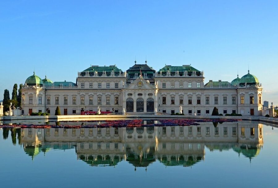 Vienna: Sightseeing Tour in a 1920s Classic Style Car - Hofburg and Heldenplatz provide the grandest views