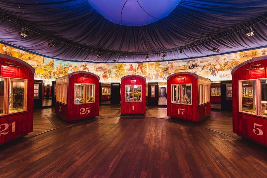 Vienna: Skip-the-cashier-desk-line Giant Ferris Wheel Ride - The panorama museum before boarding