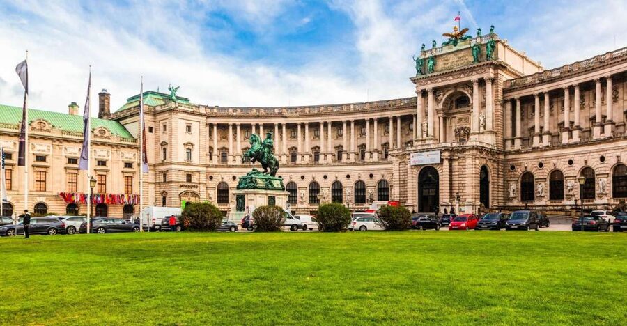 Vienna: Skip-the-Line Hofburg Ticket & Sisi Museum Tour - Entering the Imperial Palace with priority access