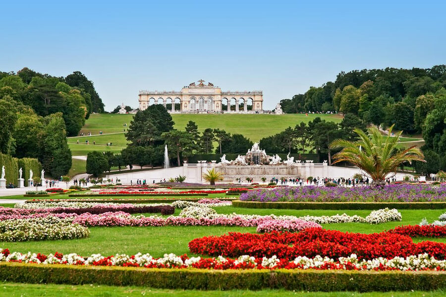 Vienna: Skip-the-Line Schönbrunn Palace and Gardens Tour - Meeting the guide at the Group Center