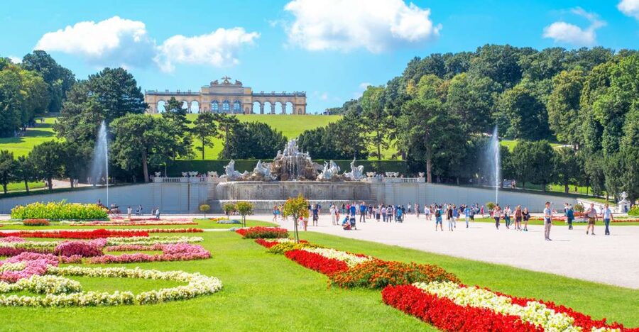 Vienna: Skip-the-Line Schönbrunn Palace & Gardens Tour - Why Schönbrunn deserves a guided visit
