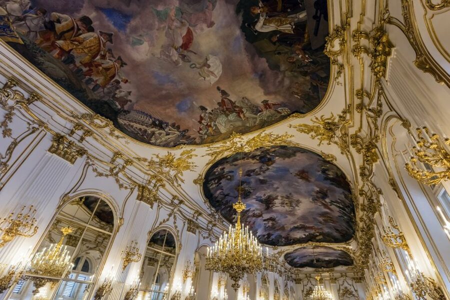 Vienna: Skip-the-Line Schönbrunn Palace & Gardens Tour - The 15-minute pause at the Visitor Center