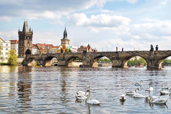Vienna to Prague: Full-Day Private Tour with Guide and Transfers - The three-hour return to Vienna
