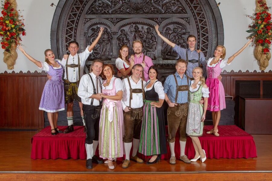 Vienna: Traditional Dinner Show at the Wiener Rathauskeller - Salzburg, operetta, and familiar melodies