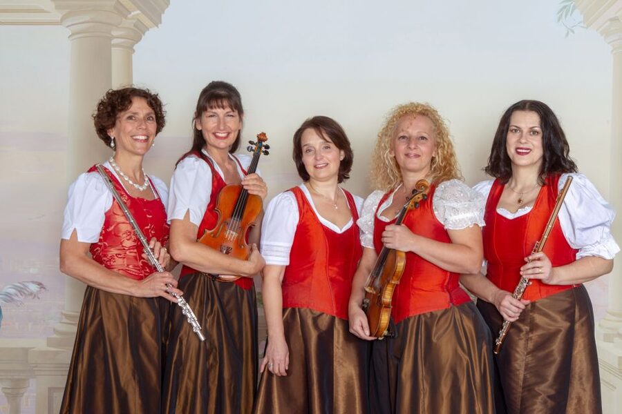 Vienna: Traditional Dinner Show at the Wiener Rathauskeller - The Salzkammergut and Wachau in musical form