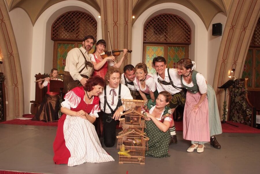 Vienna: Traditional Dinner Show at the Wiener Rathauskeller - The Viennese finale with Strauss, Stolz, and Lehár