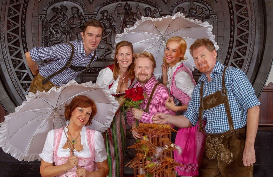 Vienna: Traditional Dinner Show at the Wiener Rathauskeller - How the dinner and performance fit together