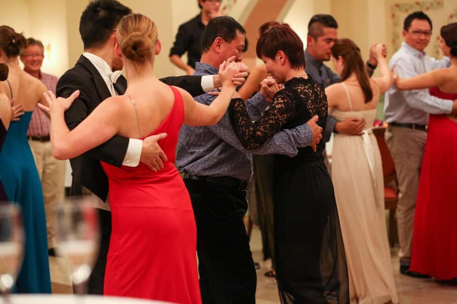 Vienna: Viennese Waltz Workshop for Couples - The First Waltz Steps for Complete Beginners