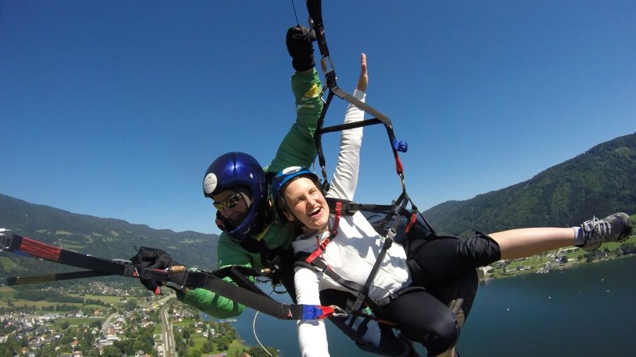 Villach/Ossiachersee: Paragliding "Action" Tandemflug - Taking off from Bundesstraße West 38