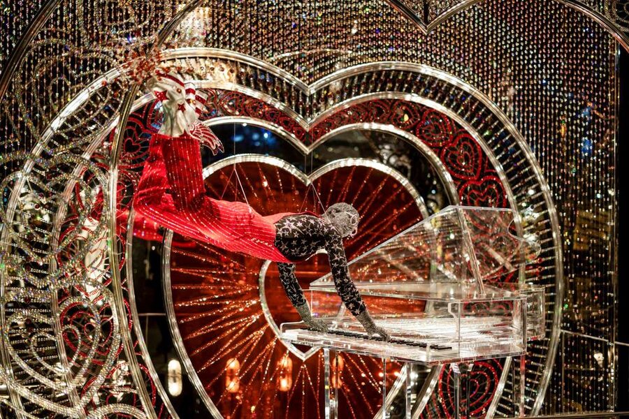Wattens: Swarovski Crystal Worlds Entrance Ticket - Eating beside the gardens