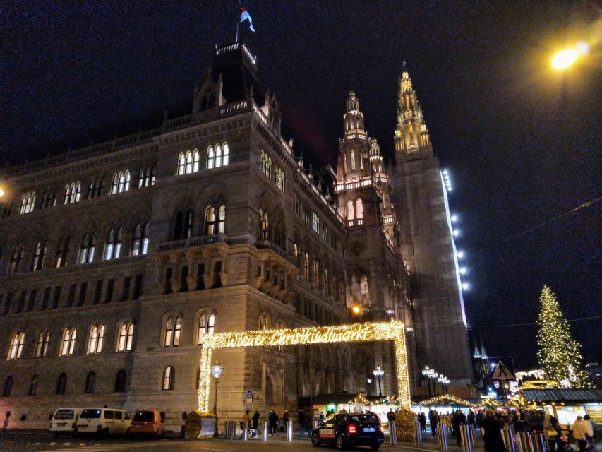 Wien: Tour with locals on the trails of the Christmas Tree - Walking the historic center for 90 minutes