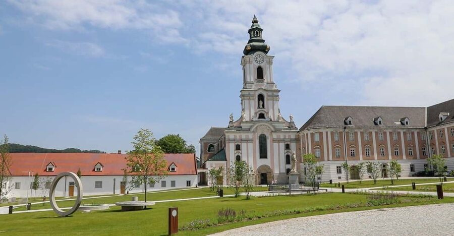 Wilhering Abbey: Discover 875 years of history! - Start at the monastery gate and café