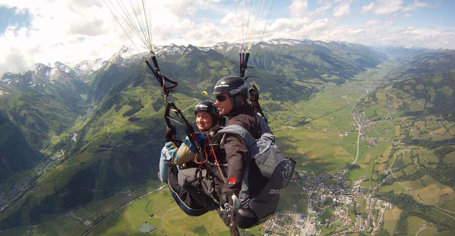 Zell am See: Schmittenhöhe Tandem Paragliding Flight - Meeting your pilot at the Schmittenhöhebahn station